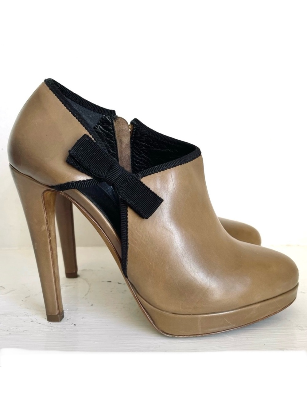 Moschino Cheap And Chic Leather Heeled Ankle Booties Tan W/ Black Bow Sz 37 1/2